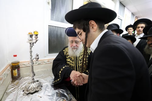 זה הבחור שזכה לרכוש את זכות ההדלקה לראשל"צ הגאון רבי יצחק יוסף | תיעוד יפה