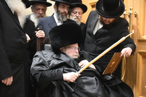 רבבות בהיכל: מעמדי ההדלקה בבעלזא והאורח המפתיע שהגיע | צפו