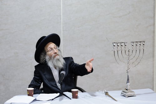אש בחיפה: רבי מיילך פיזז עם החנוכייה בידיו בין ההמונים • צפו בתיעוד ענק