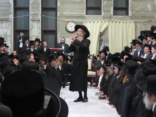 מעל השולחן: המשפיע רבי מיילך הקפיץ את תושבי מודיעין עילית בריקוד חנוכה סוער