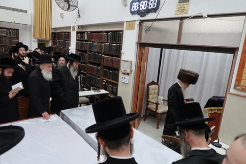 האבוקה ברובע ח': האדמו"ר ממעליץ הדליק בחנוכייה העתיקה וחילק 'שמשים' כסגולה