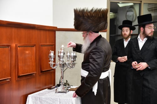 צלילי הכינור של בן הרבי: מעמד ההדלקה וההודאה המרגש בחסידות בקרית גת