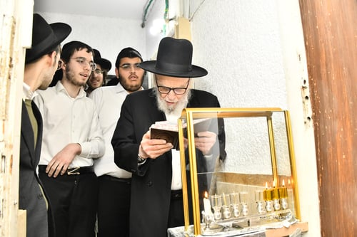 תיעוד מרומם | המנהיג וראש הישיבה הצטרף לשירת הבחורים לאחר ההדלקה