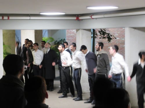 אורות וריקודים ב"בית שמעיה": ראש הישיבה הדליק נרות יחד עם תלמידיו • צפו