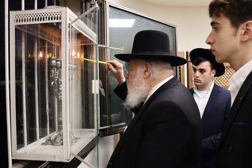 ראש הישיבה שמדליק שלוש חנוכיות מדי ערב | תיעוד מיוחד