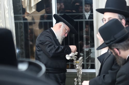געגועים והתעלות: גאב"ד וויען הדליק נרות חנוכה בירושלים ופלפל עם תלמידיו