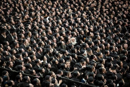השלהבת והעוצמה: תיעוד ענק ממעמד הדלקת נר רביעי בחצר הקודש גור