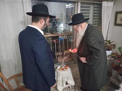 60 שנה באותו חלון: הדלקת נרות חנוכה אצל זקן חברי המועצת הגאון רבי משה מאיה