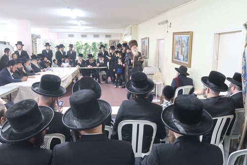 האכסניה של הרבי: היכן הדליק האדמו"ר משאץ ויז'ניץ את נרות החנוכה? • צפו