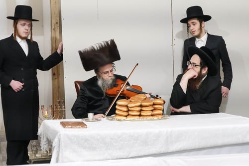 הכינור שהצית את ניו יורק: האדמו"ר מקרעטשניף החיה את המנהגים העתיקים