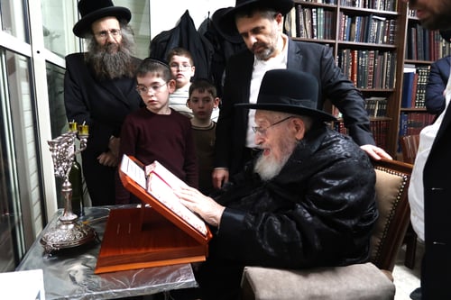 מטבעות שוקולד לנוכחים | צפו בתיעוד ממעמד הדלקת נרות אצל זקן חברי המועצת