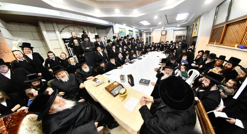 ההדלקה הציבורית והרגעים האישיים: הצצה נדירה למעונו של הרבי הישיש מנאראל בחנוכה