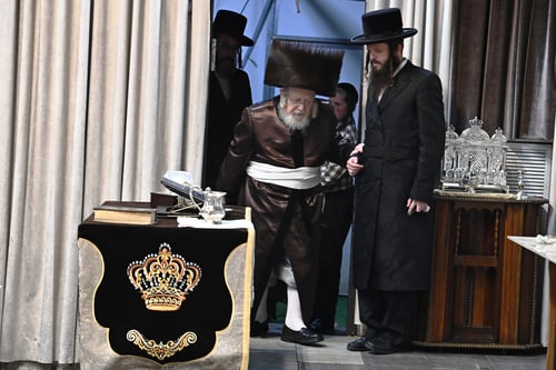 "שַׁלְהֶבֶת הַקֹּדֶשׁ": תיעוד מרהיב מעבודת הטבת הנרות והדבקות העילאית בקרעטשניף