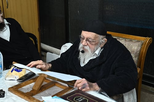 הוד קדומים בבני ברק: שיעור החנוכה והריקוד המרגש של זקן תלמידי החזון איש
