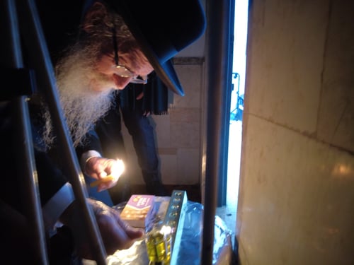 אבוקת הקודש בחיפה: הגה"צ רבי אורי וייסבלום בהדלקת הנרות בפתח הישיבה • תיעוד