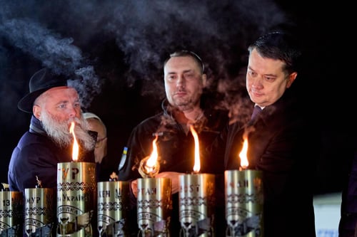 ראש אגף המודיעין של אוקראינה הדליק נר חנוכה
בקייב כהזדהות עם הקהילה היהודית