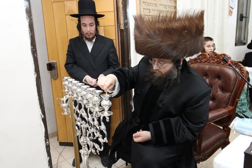 נוסח המעורר לבבות: הדמעות והפיוטים בהדלקת האדמו"ר מצאנז ז'מיגראד • תיעוד