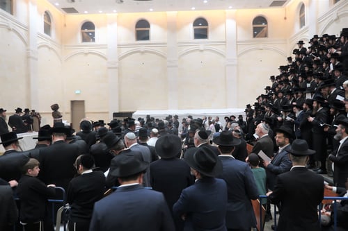 ריקוד הישועות והמטבעות: נעילת חג החנוכה בחצר הקודש פרמישלאן | צפו בתיעוד