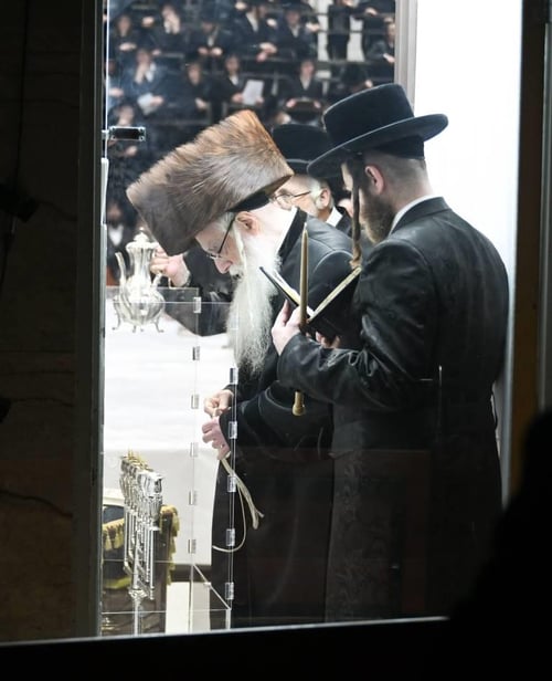 מההדלקה ועד לשריפת הפתילות: ימי האורה בחצר הקודש בצאנז