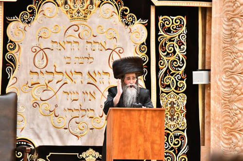 "יֵשׁ בּוֹרֵא עוֹלָם"; הריקוד הסוחף של האדמו"ר מויז'ניץ ובניו בטיש | צפו