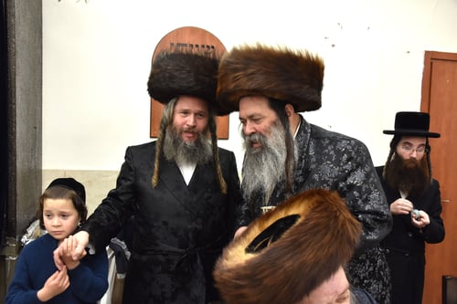 איחוד שושלות בפתח תקווה: נכדת הרבי משאץ ומבישטנא התארסה עם נכד הרבי ממודז'יץ 