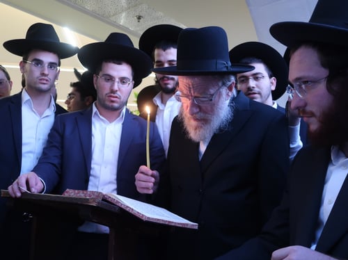 ניגון של געגוע | צפו כשראש הישיבה זימר בדבקות את הלחן העתיק של אביו זצ"ל 