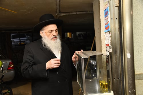 בפתח הבית ובצניעות עילאית: הדלקת הנרות של הגאון רבי חיים פיינשטיין