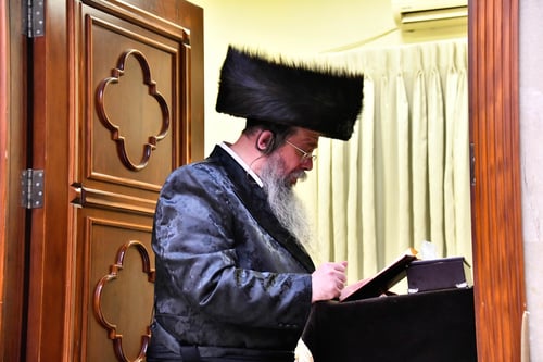 שבט הלוי: רגעי קודש נעלים בהדלקת נרות חנוכה