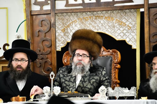 זה השולחן | מאות בנעילת ימי חג החנוכה בסקולען ירושלים