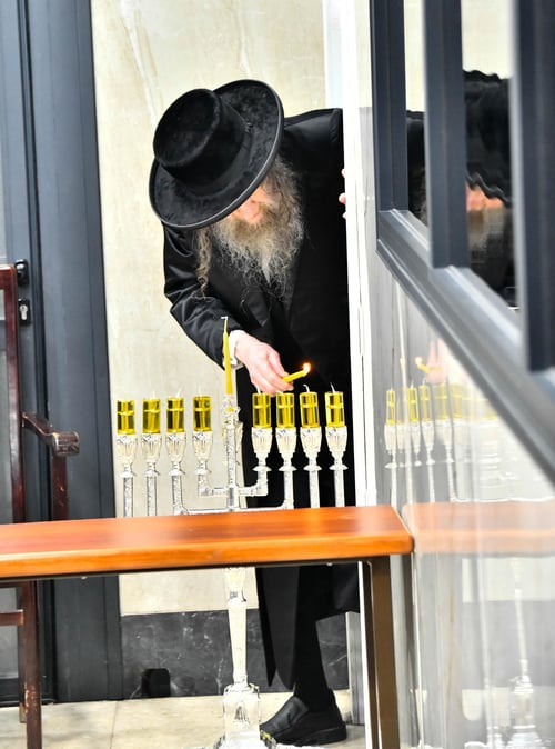 מעמד ההדלקה אצל האדמו"ר השרף מלעלוב ניקלשבורג | צפו