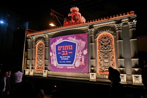 מהכלא הצבאי לרכבי פאר | האסירים פיזזו במעמד אדיר שהסעיר את רחובות בני ברק