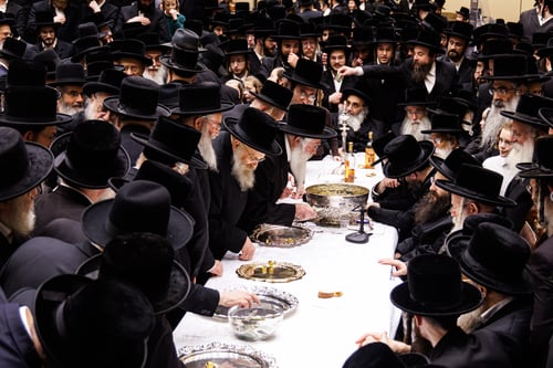 זקני החסידים שיחקו בסביבון על שולחן האדמו"ר | זאת חנוכה בבאבוב 