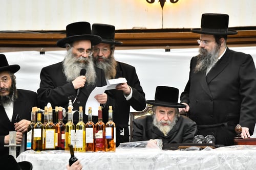 תחת קורת גג בית המדרש הגדול: שעות של דבקות בטיש ברחמסטריווקא