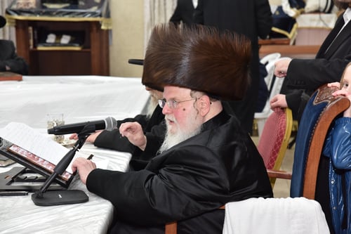 לא לקופות הצדקה: ההנהגה הייחודית בסאסוב שעוררה עניין במעמד ההדלקה