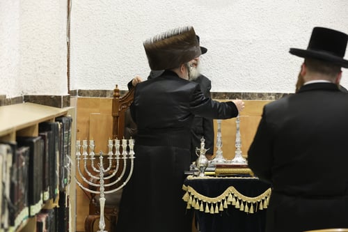 אורות בבני ברק וישועות במירון: סדר יומם העמוס בזאת חנוכה של חסידי ביאלה ב"ב
