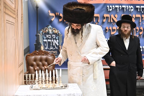 לראשונה - בגלל העומס: מעמד זאת חנוכה בזוטשקא הועתק להיכל החדש • צפו 