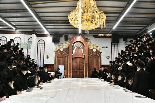 פסגות של קדושה בירושלים | הטיש המרומם של 'זאת חנוכה' בפינסק קרלין