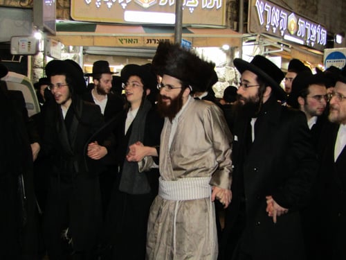 בלי מענקים ובלי רעש תקשורתי | מאה שערים חגגה את שחרור "אסירי התורה"