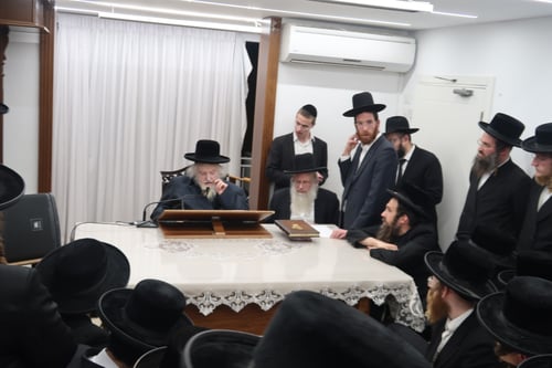 "תצפצף עליהם!" - הגר"מ שטרנבוך שרף צו גיוס והורה לבחורי הישיבות "לא להתייצב"
