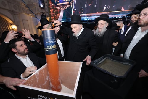 ראש הישיבה הגרמ"ה הירש הניח את אבן הפינה למשכן הקבע של ישיבת 'אש התלמוד'