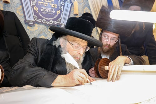 שמחת התורה ברחמסטריווקא: הוכנס ספר תורה חדש לבית המדרש הגדול | תיעוד