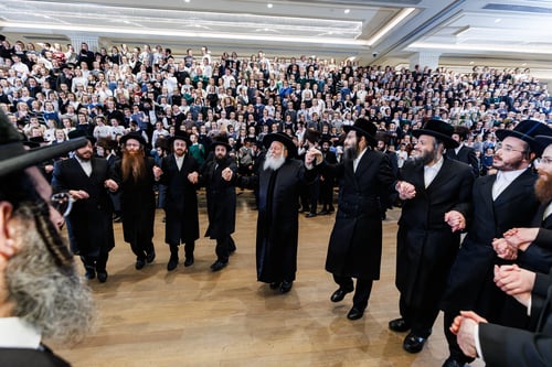 לכבודה של תורה: הריקוד הסוחף של הרבי מבאבוב עם ילדי התלמוד תורה | צפו