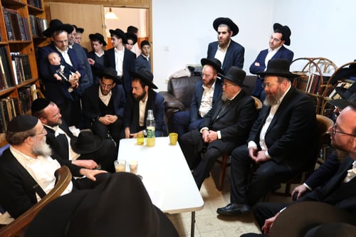 נזדככה בייסורים ועמדה לימין בעלה: המונים ניחמו את הגר"י ארנברג על פטירת הרבנית ע"ה