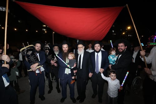 חופה של דורות | ספר התורה המהודר הוכנס בריקודים תחת ה'פרוכת' ההיסטורית