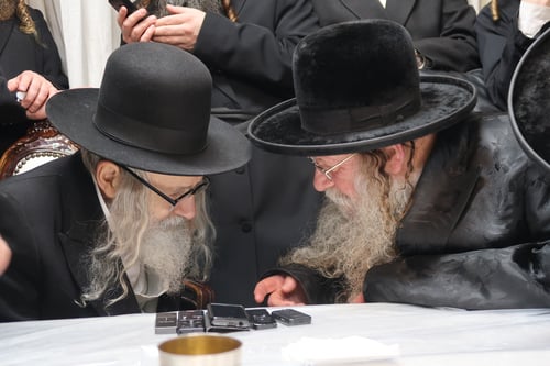 בעלות השחר של י' בטבת: הצצה לפגישה הנדירה; הרבי מאמשינוב עם הרבי מקוזמיר