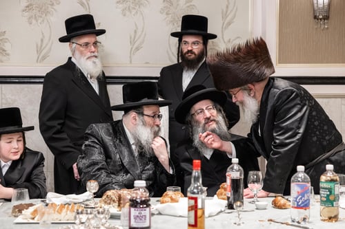 שמחה בעולם העסקנות | קהל המונים נהרו לשמחת בר המצווה לבן העסקן הנודע