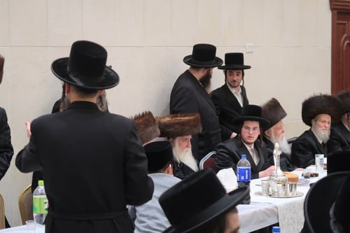 בקומת השטיבלעך | כך חגגו חסידי מכנובקא בעלזא את שמחת אירוסי נכדת האדמו"ר 