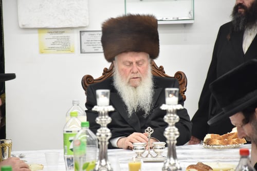 בצאת הצום | הרבי מוואסלוי ערך טיש לרגל הילולת האדמו"ר השלישי בשלשלת | צפו