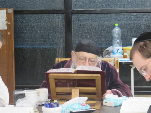 ליל שישי בב"ב: בחסדי שמיים, הגר"מ גריינמן שוחרר מביה"ח ומסר שיעור לבני הישיבה