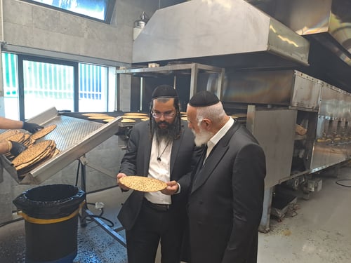 תשעים יום קודם החג: הגאב"ד הגר"ש מחפוד עקב מקרוב אחר אפיית המצות